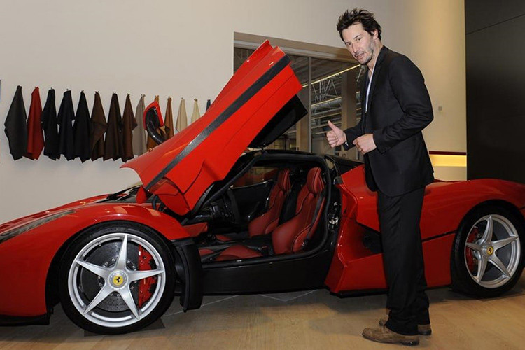 Năm 2015, Keanu Reeves được mời đến thăm trụ sở của hãng siêu xe Ferrari ở Maranello, Ý. Ở đó, nam diễn viên đã thử lái chiếc Ferrari 488 GTB và California T, cũng như cầm lái chiếc Ferrari 488 GTB chạy thử vài vòng tại trường đua Fiorano nổi tiếng.