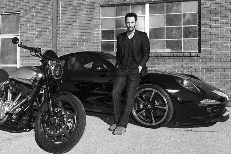Là tín đồ tốc độ đặc biệt là xe môtô, có lý do để Keanu Reeves chọn chiếc Porsche 911 Carrera 4S. Sau khi quay bộ phim Speed (năm 1994), Keanu Reeves quyết định sở hữu chiếc xe này. Đáng tiếc, chiếc xe Porsche 911 Carrera 4S đã bị đánh cắp khi anh vắng nhà để quay một bộ phim.