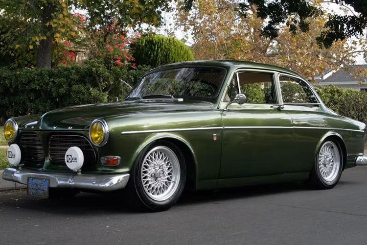 Khi đã nổi tiếng sở hữu khối tài sản hàng triệu đô la, anh vẫn giữ lại những chiếc xe đầu tiên anh từng mua, bên cạnh chiếc môtô cổ điển Norton Commando 850 MK2A đời 1973 thì trong garage của Keanu Reeves còn có chiếc Volvo 122. Đây là chiếc xe đầu tiên của anh ấy, đó là một chiếc xe đua màu xanh lá cây mà Keanu Reeves gọi là Dumpy.