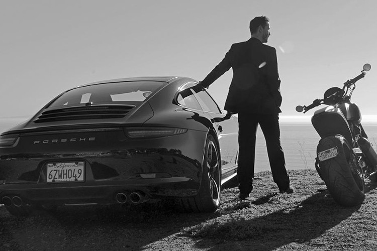 Nổi danh qua những vai diễn hành động đặc sắc, Keanu Reeves còn là một tín đồ của những chiếc xe. ''&#x8; Sát thủ John Wick'' còn là đồng sáng lập của hãng môtô Arch Motorcycle chuyên sản xuất những mẫu xe độc đáo và đắt tiền. Bên cạnh môtô, Keanu Reeves cũng yêu thích những mẫu xe thể thao 2 cửa như Ferrari, Porsche và Mustang...