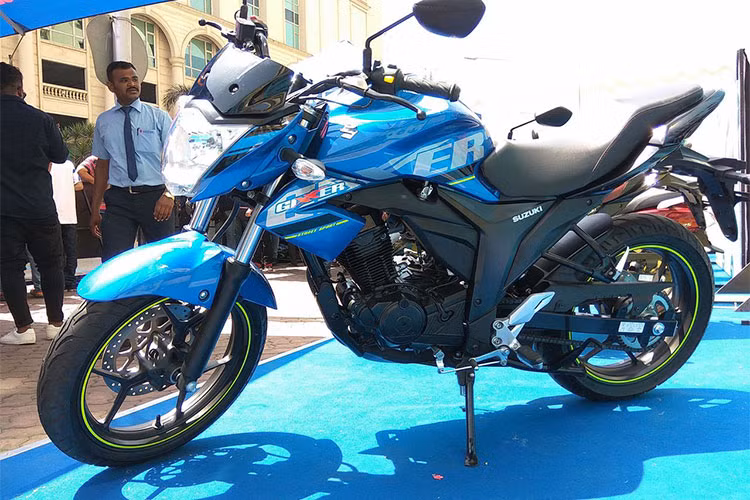 Xe vẫn mang dáng naked-bike với đèn pha đơn kích thước lớn mang phong cách robot nổi bật, yên xe dạng liền đủ dùng cho hai người, đuôi xe thiết kế mềm mại với tay xách được giấu phía dưới. Các chi tiết khác vẫn mang đậm vẻ góc cạnh của dòng xe môtô phân khối lớn.