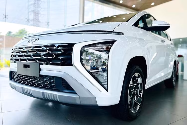 Từ đầu năm 2023 đến nay, do tình trạng sụt giảm doanh số chung của toàn thị trường, Hyundai Stargazer tại Việt Nam liên tục nhận khuyến mãi tại các đại lý. Vào những tháng cuối năm - thời điểm thị trường ôtô Việt Nam sôi động hơn cả, mẫu MPV cỡ nhỏ này tiếp tục được giảm giá sâu.