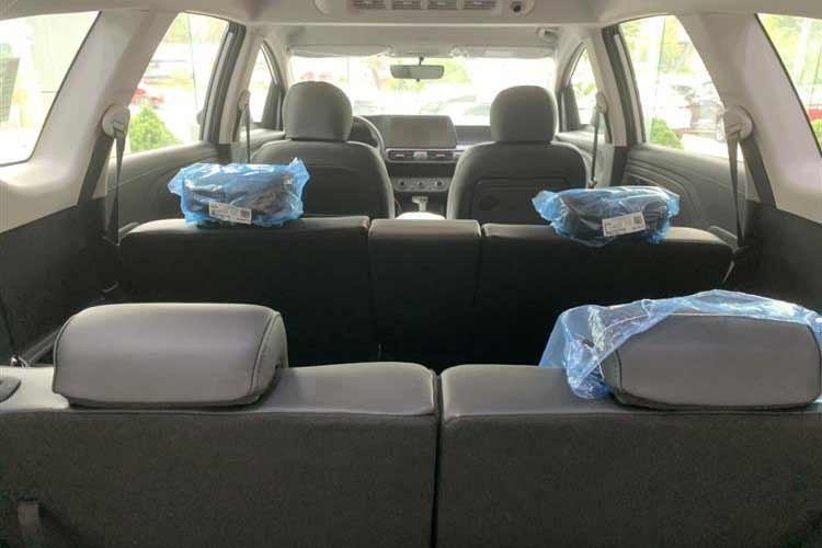 Bù lại, mẫu MPV này sở hữu trang bị khá đầy đủ với màn hình cảm ứng trung tâm 10,25 inch tích hợp camera lùi, hỗ trợ Apple Carplay/ Android Auto không dây, khởi động máy từ xa, sạc điện thoại không dây, hệ thống âm thanh Bose 8 loa với ampli rời và điều hòa tự động. Bên cạnh đó, Hyundai Stargazer cũng là một trong những mẫu MPV cỡ nhỏ hiếm hoi tại Việt Nam có nội thất 6 chỗ với 2 ghế cơ trưởng ở giữa.