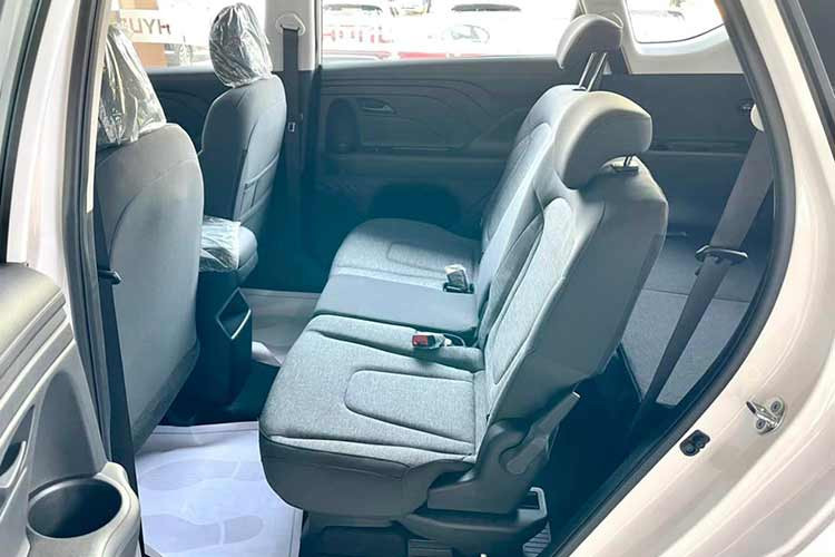 Hiện Hyundai Stargazer vẫn được phân phối tại Việt Nam dưới dạng xe nhập khẩu nguyên chiếc từ Indonesia. Do đó, xe không được ưu đãi 50% lệ phí trước bạ đến hết năm 2023 giống một số đối thủ như Toyota Veloz Cross hay Avanza Premio. So với các đối thủ cùng phân khúc, Stargazer có một bất lợi là thiết kế không được nhiều người Việt đánh giá cao.
