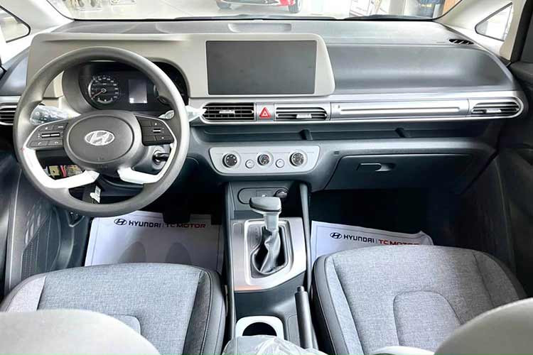 Với giá bán tại đại lý, mẫu xe MPV Hyundai Stargazer trở thành một trong những mẫu MPV rẻ nhất ở thị trường Việt Nam. Thậm chí, Hyundai Stargazer bản Tiêu chuẩn ở đại lý còn rẻ hơn cả Accent MT (472 triệu đồng).