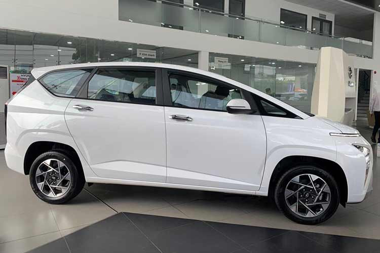 Cụ thể, một số đại lý ở khu vực Hà Nội hiện báo giá xe Hyundai Stargazer mới chỉ 448 triệu đồng cho bản Tiêu chuẩn, 493 triệu đồng cho bản Đặc biệt và 538 triệu đồng cho bản Cao cấp. Trong khi đó, giá khuyến nghị của nhà sản xuất cho 3 phiên bản này lần lượt là 575 triệu, 625 triệu và 675 triệu đồng.