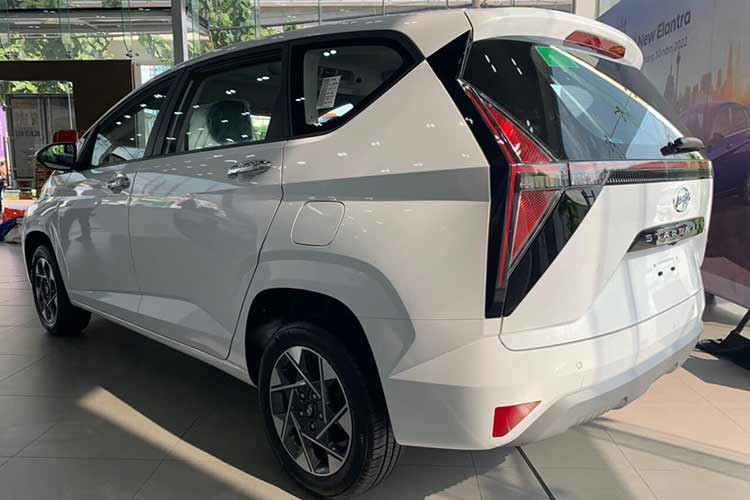 Như vậy, so mức giá khuyến nghị của nhà sản xuất, Hyundai Stargazer bản Tiêu chuẩn rẻ hơn 127 triệu đồng. Mức giảm của bản Đặc biệt là 132 triệu đồng và bản Cao cấp là 137 triệu đồng.