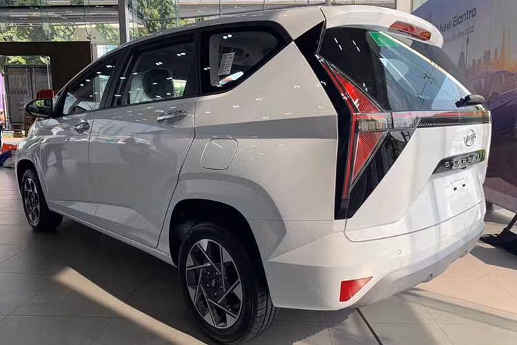 Như vậy, so mức giá khuyến nghị của nhà sản xuất, Hyundai Stargazer bản Tiêu chuẩn rẻ hơn 127 triệu đồng. Mức giảm của bản Đặc biệt là 132 triệu đồng và bản Cao cấp là 137 triệu đồng.