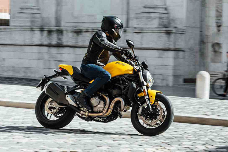 Ducati Monster 821 bản 2018 sẽ cạnh tranh trực tiếp với Triumph Street Triple S và Yamaha MT-09 và Suzuki GSX-S750. Xe có giá bán khoảng 14.235 USD (tương đương khoảng 323 triệu đồng) tại Ấn Độ. Bên cạnh màu vàng, người dùng sẽ có các tùy chọn màu sắc đen và đỏ.