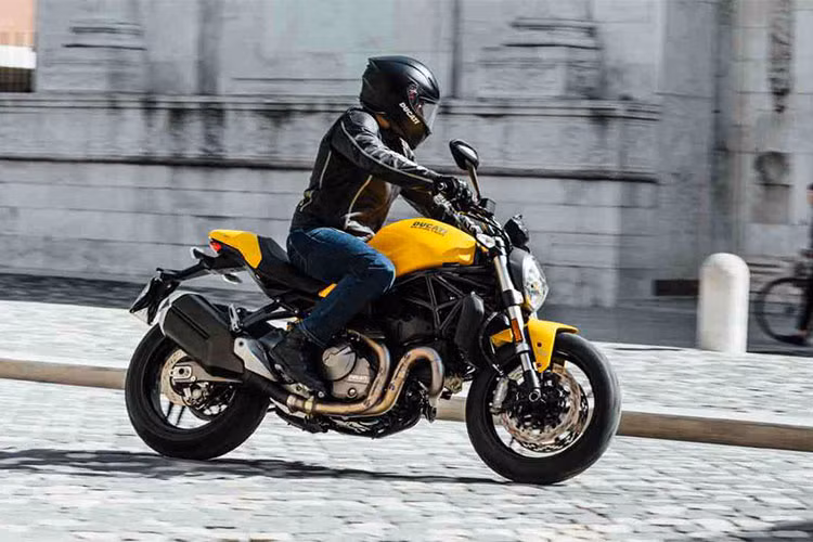 Ducati Monster 821 bản 2018 sẽ cạnh tranh trực tiếp với Triumph Street Triple S và Yamaha MT-09 và Suzuki GSX-S750. Xe có giá bán khoảng 14.235 USD (tương đương khoảng 323 triệu đồng) tại Ấn Độ. Bên cạnh màu vàng, người dùng sẽ có các tùy chọn màu sắc đen và đỏ.
