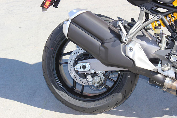 Hoàn thành danh mục trang bị ấn tượng cho Monster 821 mới là hệ thống phanh của Brembo, với đĩa phanh kép 320mm đi kèm kẹp phanh M4-32 “monobloc” cho bánh trước, trong khí bánh sau là phanh đĩa đơn nằm bên phải (cả hai đều được trang bị hệ thống chống bó cứng ABS).