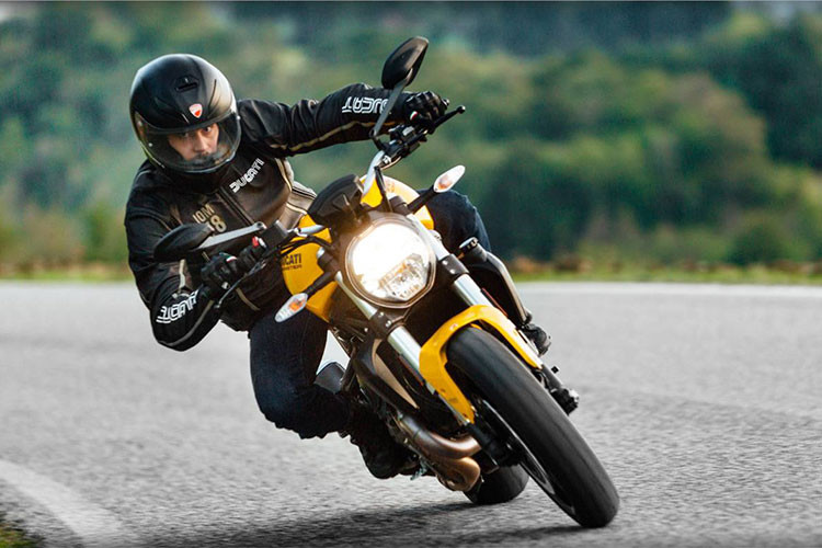 Động cơ 2 xi-lanh Testastretta mới này khá giống với phiên bản cũ song được tinh chỉnh để đáp ứng được các quy định khí thải Euro 4 và BS IV .