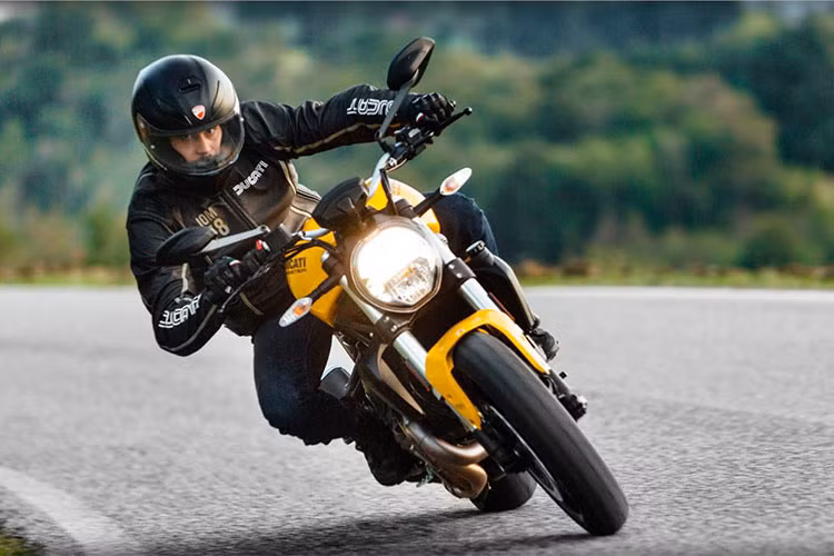 Động cơ 2 xi-lanh Testastretta mới này khá giống với phiên bản cũ song được tinh chỉnh để đáp ứng được các quy định khí thải Euro 4 và BS IV .