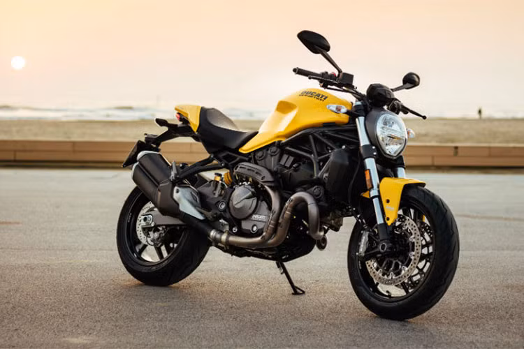 Khác với truyền thống ra mắt xe mới của thương hiệu môtô Ý, đình đám Ducati. Mẫu xe Ducati Monster 821 phiên bản 2018 được nhà phân phối Ducati tại Ấn Độ cho ra mắt trên mạng xã hội Twitter. Mẫu xe này từng được trình làng tại triển lãm Bangkok Motor Show 2018.