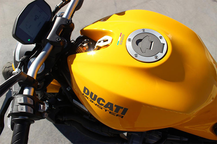 Ở phiên bản nâng cấp này, thiết kế tổng thể của Monster 821 được đánh giá là thanh thoát và khoẻ khoắn hơn so với người tiền nhiệm nhưng cũng không thay đổi quá nhiều. Màn hình hiển thị trên xe là dạng màu TFT, cũng hiển thị cấp số đang vận hành và chỉ báo mức nhiên liệu.