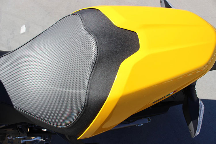 Monster 821 phiên bản 2018 mới sẽ được trang bị hệ thống khung sườn và mâm với tông màu khác nhau không giống như thế hệ cũ. Tất cả các mẫu xe cũng như màu sắc đều được trang bị thêm ốp yên cùng màu. Bình chứa nhiên liệu cũng được thiết kế lại mang dáng dấp của Monster 1200.