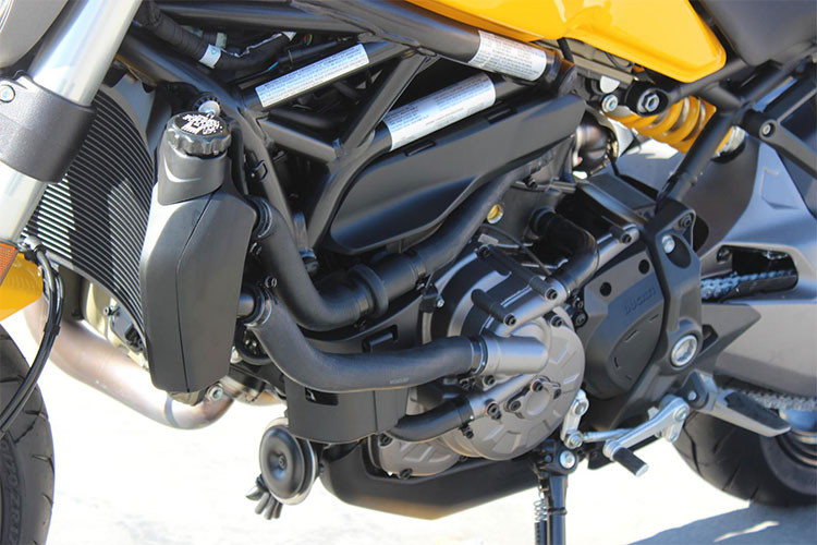 Sức mạnh cho mẫu xe môtô Monster 821 phiên bản 2018 nhà Ducati sẽ nằm ở khối động cơ 2 xi-lanh Testastretta thân thiện sử dụng, đạt công suất 109 mã lực tại 9.250v/ph và mô-men xoắn cực đại 86Nm tại 7.750v/ph, đi kèm hộp số 6 cấp.