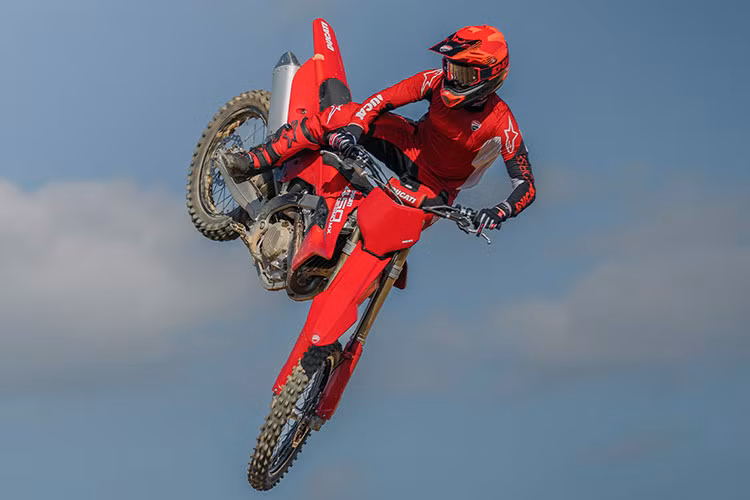 Dự kiến tháng 6 tới xe sẽ chính thức lên kệ tại thị trường châu Âu, mức giá xe Ducati New Desmo 450 MX khoảng 11.245 bảng (tương đương 373 triệu đồng). Đây là mức giá được đánh giá là hợp lý so với những gì mà mẫu mô tô offroad này được trang bị và từ giá trị thương hiệu của Ducati.