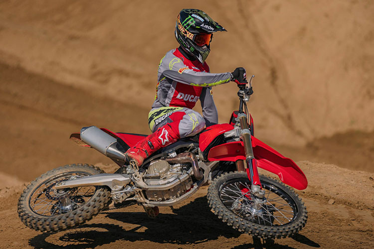 Ngoài ra, Desmo 450 MX cũng được tích hợp hàng loạt các trang bị điện tử hiện đại với: Launch Control (kiểm soát xuất phát), Engine Brake Control (kiểm soát phanh động cơ) – có thể điều chỉnh mức độ can thiệp. Xe cũng được tích hợp hai chế độ lái tùy chỉnh được thông qua ứng dụng X-Link và kèm cả Quickshifter. 