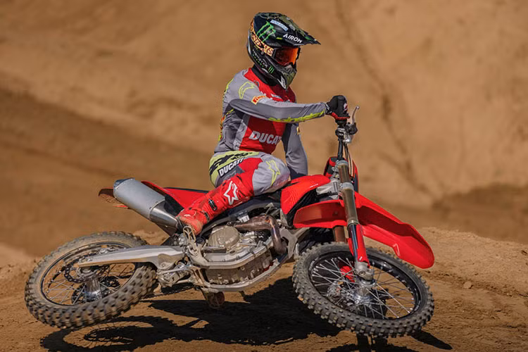 Ngoài ra, Desmo 450 MX cũng được tích hợp hàng loạt các trang bị điện tử hiện đại với: Launch Control (kiểm soát xuất phát), Engine Brake Control (kiểm soát phanh động cơ) – có thể điều chỉnh mức độ can thiệp. Xe cũng được tích hợp hai chế độ lái tùy chỉnh được thông qua ứng dụng X-Link và kèm cả Quickshifter. 