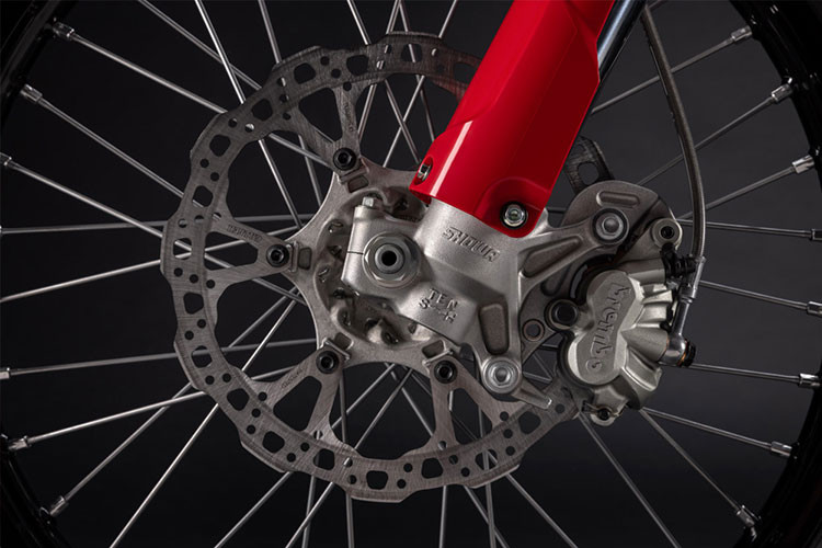 Trọng lượng xe không tính chất lỏng là 104,8 kg, khá nhẹ trong phân khúc. Khung xe chỉ bao gồm 11 bộ phận, ít hơn một nửa so với các đối thủ trên thị trường. Các bộ phận này được chế tạo bằng các công nghệ đúc, rèn và cán hiện đại.