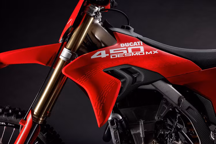 Với đường kính và hành trình piston là 96 x 62.1 mm, Ducati sử dụng van nạp đường kính 40 mm làm bằng titanium và van xả đường kính 33 mm được tiện từ thép đặc biệt chịu nhiệt cao.