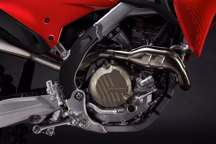 Hệ thống treo của Desmo 450 MX đến từ thương hiệu Showa. Phuộc trước là dạng hành trình ngược, đường kính 49 mm, hoàn toàn có thể điều chỉnh với hành trình 310 mm, có phủ lớp chống ma sát Kashima. Phuộc sau cũng cho khả năng điều chỉnh tương tự, với hành trình 301 mm.