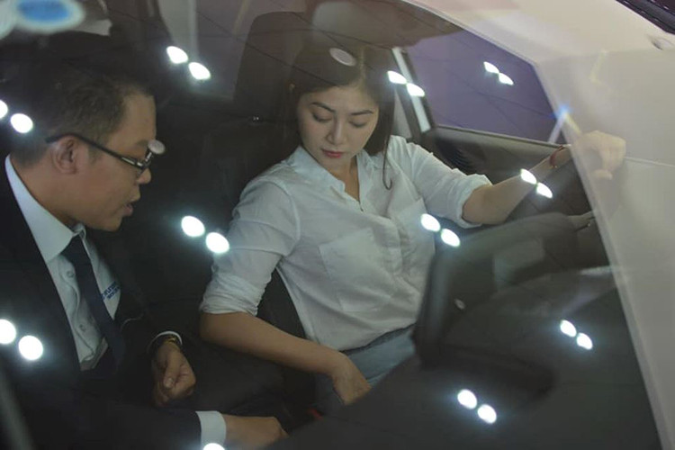 Lưới tản nhiệt của xe sở hữu kiểu thiết kế Cascade mới với các nan lưới tròn. Đầu xe nhờ đó cũng trở nên to bản và hầm hố hơn. Phía trước, cặp đèn pha LED được nối liền bởi một thanh nẹp chrome lớn. Trong khi đó đèn sương mù và đèn xi-nhan gom thành một cụm tương đối lạ mắt. Đuôi xe có đèn hậu LED tái thiết kế, hẹp hơn và tinh xảo hơn trước. Mâm xe hợp kim 19 inch...