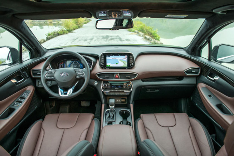 Bên trong nội thất của Hyundai SantaFe 2019 cũng có nhiều thay đổi hơn trước, mang tới cảm giác sang trọng và cao cấp. Thiết kế màn hình thông tin giải trí được thay đổi, đặt hẳn lên cao. Ghế lái chỉnh điện, ghế gập 6:4, hệ thống thông tin giải trí AVN, kết nối Bluetooth, hệ thống âm thanh 6 loa, điều hòa tự động, chìa khóa thông minh và nút bấm khởi động máy, cốp chỉnh điện hay cảm biến gạt mưa là trang bị tiêu chuẩn.