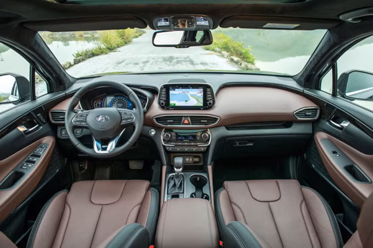 Bên trong nội thất của Hyundai SantaFe 2019 cũng có nhiều thay đổi hơn trước, mang tới cảm giác sang trọng và cao cấp. Thiết kế màn hình thông tin giải trí được thay đổi, đặt hẳn lên cao. Ghế lái chỉnh điện, ghế gập 6:4, hệ thống thông tin giải trí AVN, kết nối Bluetooth, hệ thống âm thanh 6 loa, điều hòa tự động, chìa khóa thông minh và nút bấm khởi động máy, cốp chỉnh điện hay cảm biến gạt mưa là trang bị tiêu chuẩn.