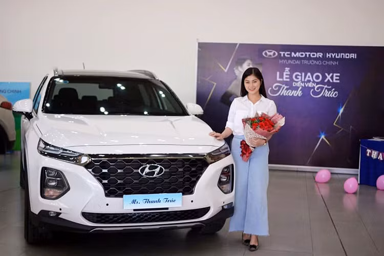 Mới đây, nữ diễn viên xinh đẹp Thanh Trúc đã sắm chiếc xe thể thao đa dụng Hyundai SantaFe 2019 mới để phục vụ cho cuộc sống và công việc. Sự kiện giao xe cho nữ diễn viên diễn ra tại đại lý TC Motor Hyundai Trường Chinh khu vực TP HCM. Chiếc SantaFe mới của Thanh Trúc là bản cao cấp với ngoại thất màu trắng trang nhã.