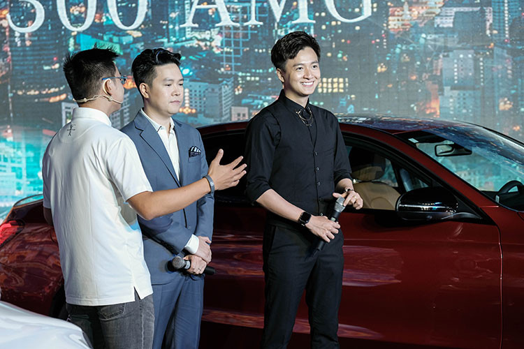Chiếc xe mà anh chàng ca sĩ, diễn viên sinh năm 1988 mua là Mercedes-Benz C200 Exclusive (bản thay thế của C250 trước đây), xe có giá niêm yết 1,709 tỷ đồng (giảm 20 triệu đồng so với C250). Tuy nhiên, nhờ chốt xe trong khuôn khổ sự kiện, Ngô Kiến Huy chắc chắn sẽ được hưởng nhiều ưu đãi hơn khi mua xe.