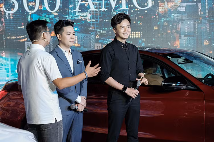 Chiếc xe mà anh chàng ca sĩ, diễn viên sinh năm 1988 mua là Mercedes-Benz C200 Exclusive (bản thay thế của C250 trước đây), xe có giá niêm yết 1,709 tỷ đồng (giảm 20 triệu đồng so với C250). Tuy nhiên, nhờ chốt xe trong khuôn khổ sự kiện, Ngô Kiến Huy chắc chắn sẽ được hưởng nhiều ưu đãi hơn khi mua xe.