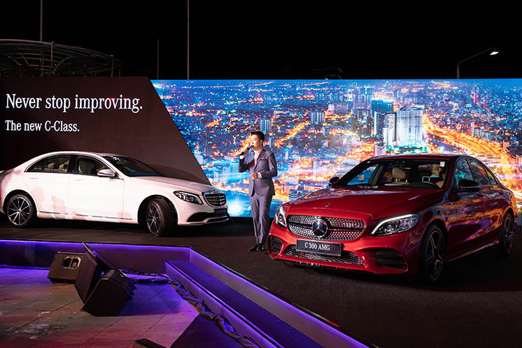 Một khách mời khác cũng mua xe ngay tại sự kiện là ca sĩ Lê Hiếu, tuy nhiên, thay vì Mercedes-Benz C-Class 2019 anh chàng này chọn mua E-Class. Tại Việt Nam, E-Class đang được phân phối theo các phiên bản E200, E250 và E300 AMG, giá dao động từ 2,099 tỷ đến 2,769 tỷ đồng.