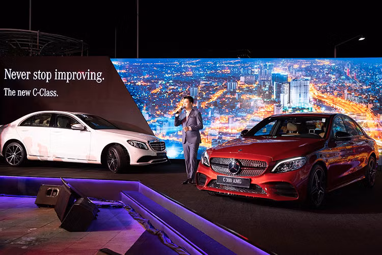 Một khách mời khác cũng mua xe ngay tại sự kiện là ca sĩ Lê Hiếu, tuy nhiên, thay vì Mercedes-Benz C-Class 2019 anh chàng này chọn mua E-Class. Tại Việt Nam, E-Class đang được phân phối theo các phiên bản E200, E250 và E300 AMG, giá dao động từ 2,099 tỷ đến 2,769 tỷ đồng.