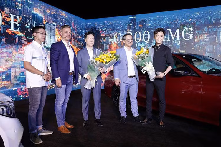 Không hổ danh là "ông trùm phân khúc", Mercedes-Benz C-Class 2019 mới đã thu hút các khách hàng từ ngay ngày đầu ra mắt, trong đó, nam ca sĩ/MC Ngô Kiến Huy đã quyết định mua ngay một chiếc C-Class mới nhất ngay tại sự kiện diễn ra mắt vừa qua tại TP HCM.