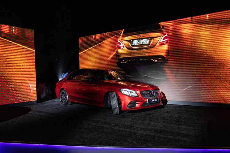 Ngoài ra, Mercedes-Benz C200 Exclusive 2019 còn có hệ thống giải trí đa phương tiện với màn hình giải trí 10.25-inch, bộ thu sóng phát thanh và kết nối Bluetooth, chức năng kết nối Apple Carplay và Android Auto hay tích hợp cả sạc không dây cho điện thoại thông minh.