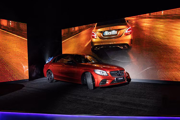 Ngoài ra, Mercedes-Benz C200 Exclusive 2019 còn có hệ thống giải trí đa phương tiện với màn hình giải trí 10.25-inch, bộ thu sóng phát thanh và kết nối Bluetooth, chức năng kết nối Apple Carplay và Android Auto hay tích hợp cả sạc không dây cho điện thoại thông minh.