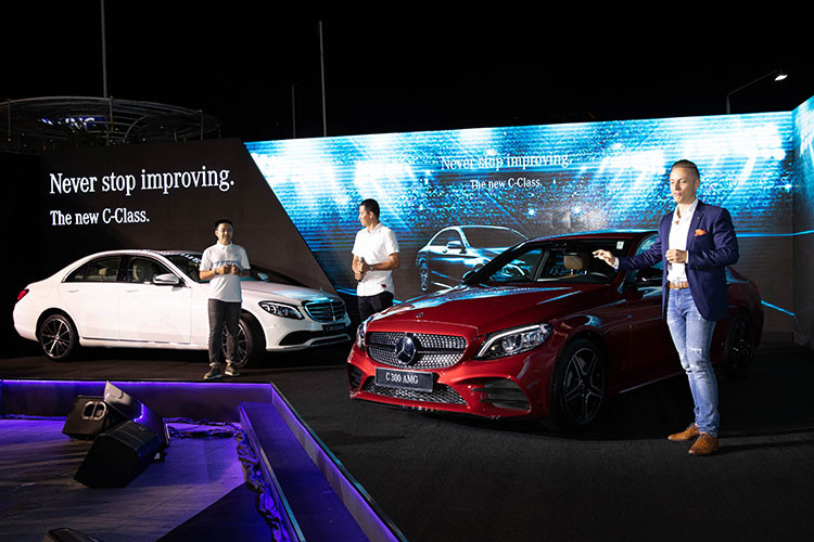 Quay trở lại với chiếc C200 Exclusive, đây là phiên bản tầm trung của C-Class mới, xe sở hữu công nghệ đèn thông minh MULTIBEAM với tầm chiếu sáng xa kỷ lục tương tự như C300 AMG cao cấp nhất. Mâm xe là loại đa chấu 2 tông màu xen kẽ trắng đen, kích thước 18 inch.