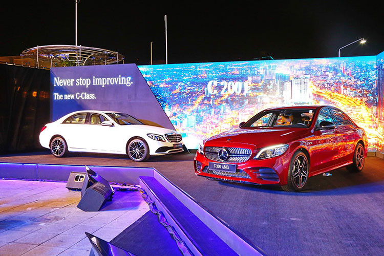 Mercedes-Benz C200 Exclusive 2019 được trang bị động cơ máy xăng 4 xi-lanh, tăng áp, dung tích 1,5 lít. Động cơ cho ra công suất tối đa 184 mã lực và mô-men xoắn cực đại 280 Nm. Hộp số tự động 9 cấp. Mercedes-Benz C200 Exclusive 2019 có thể tăng tốc từ vị trí xuất phát lên 100 km/h trong vòng thời gian 7,7 giây.