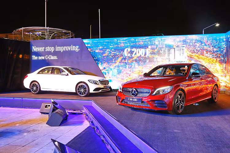 Mercedes-Benz C200 Exclusive 2019 được trang bị động cơ máy xăng 4 xi-lanh, tăng áp, dung tích 1,5 lít. Động cơ cho ra công suất tối đa 184 mã lực và mô-men xoắn cực đại 280 Nm. Hộp số tự động 9 cấp. Mercedes-Benz C200 Exclusive 2019 có thể tăng tốc từ vị trí xuất phát lên 100 km/h trong vòng thời gian 7,7 giây.