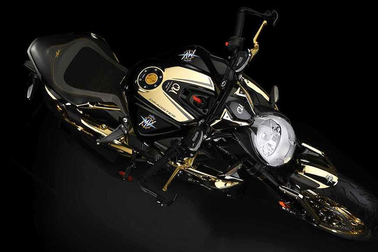 Mới đây, thương hiệuu môtô Ý - MV Agusta vừa đăng tải hình ảnh mẫu Dragster 800 RC rất đặc biệt mang tên Shining Gold với nhiều chi tiết trên xe được mạ vàng. Được biết, một khách hàng đặc biệt của MV Agusta đã liên hệ với hãng để tạo nên chiếc MV Agusta Dragster 800 RC độc nhất vô nhị theo yêu cầu của người này.