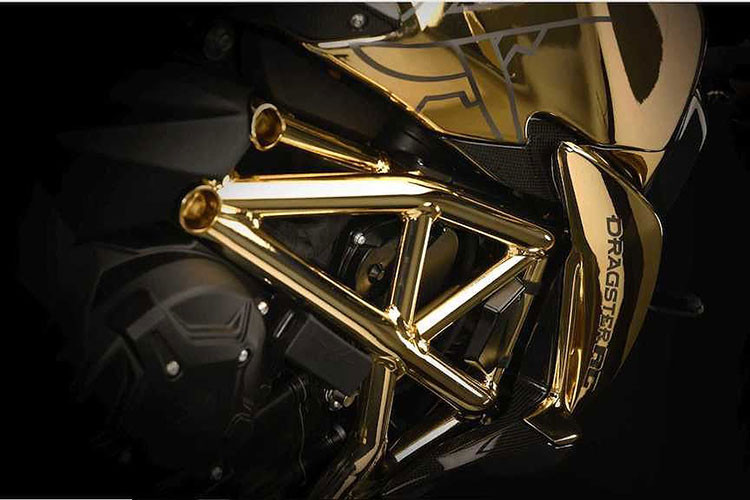 Đi kèm với xe sẽ là vải trùm xe đặc biệt có thêu chữ "1-Off" mang nghĩa độc nhất, yên của xe cũng được bọc da và thêu đặc biệt không giống bất cứ một chiếc MV Agusta Dragster 800 RC nào đang lăn bánh trên đường.