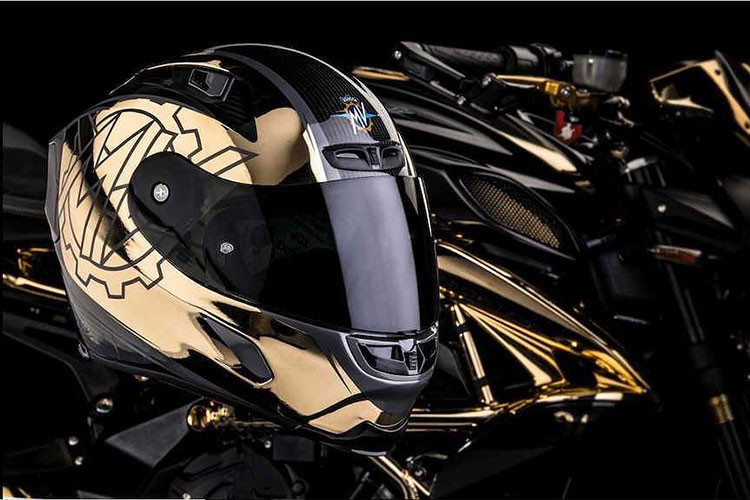 Trong khi đó, hệ thống chuyển số nhanh EAS 2.0 đã được nâng cấp để giảm thời gian chuyển số, đồng thời hệ thống điều khiển lực kéo 8 cấp cũng đã được chỉnh lại để tối ưu việc đưa sức mạnh động cơ tới bánh sau.