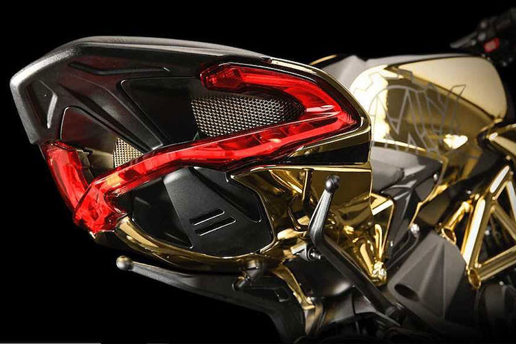 Phần còn lại của mẫu Shining Gold này không có sự thay đổi so với những chiếc Dragster 800 RC "thường" khác. MV Agusta Dragster 800 RC đã được nâng cấp khá triệt để về các công nghệ điện tử. Đầu tiên, MV Agusta đã chạy lại ECU của chiếc xe với một map được thiết kế riêng.