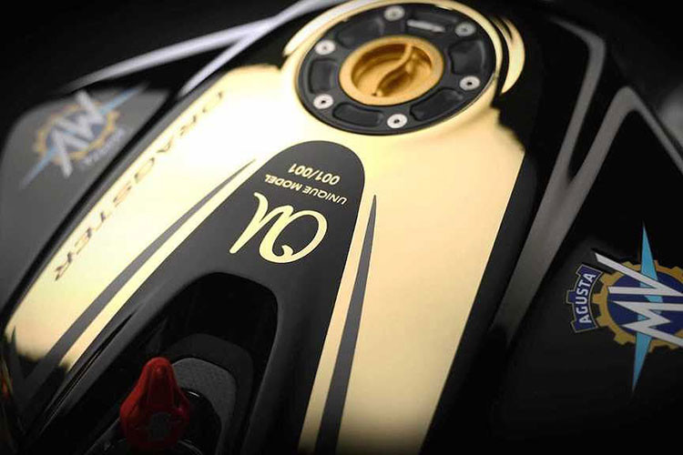 Ngoài ra, nười chủ may mắn duy nhất của Dragster 800 RC Shining Gold này cũng sẽ được tặng kèm một mũ bảo hiểm vàng-carbon "ton-sur-ton" và pô SC Project Reparto Corse.