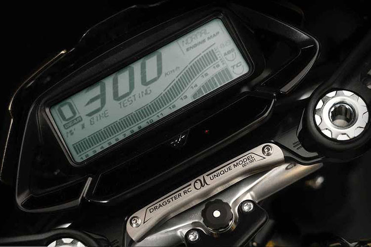 Ngoài các điểm đặc biệt về ngoại hình, chiếc MV Agusta Dragster 800 RC Shining Gold còn được trang bị hệ thống ống xả SC Project Reparto Corse, logo thể hiện phiên bản siêu giới hạn 001/001 ở tay lái, bình xăng xe và chảng ba.