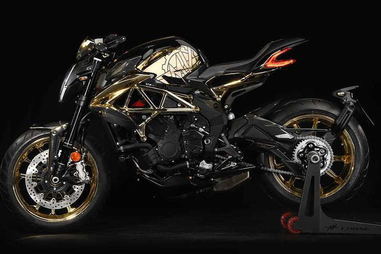 Cụ thể, chiếc MV Agusta Dragster 800 RC này sẽ có nhiều chi tiết được mạ vàng, cùng với đó là ứng dụng vật liệu Ergal - hợp kim nhôm siêu nhẹ - và sợi carbon để đảm bảo cho xe ở mức trọng lượng thấp nhất.