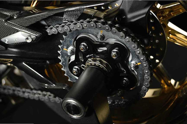 Khối động cơ 3 xi-lanh thẳng hàng DOHC dung tích 798cc của MV Agusta Dragster 800 RC 2018 đã có hàng loạt các thay đổi nhỏ như bộ lọc khí thải 83 x 90mm, trang bị thêm van pô, mô-tơ đề cùng trục cân bằng thiết kế lại, các bánh răng mới hoạt động mượt mà hơn cùng bưởng máy chống va đập tốt hơn.