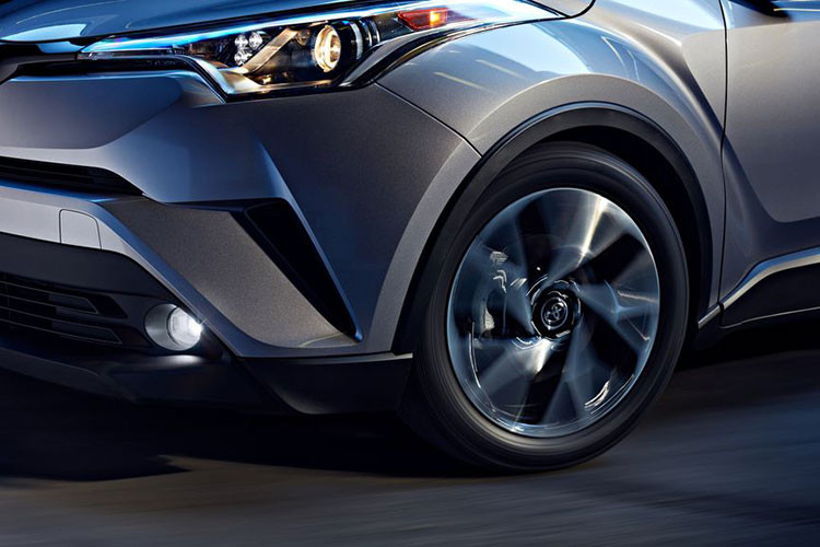 Chưa hết, khi bước vào không gian nội thất, Toyota C-HR Limited 2019 sở hữu ghế ngồi bọc da tích hợp sưởi ấm và đầy đủ các tính năng của hai phiên bản thấp hơn và bổ sung vật liệu da ở nội thất, dây an toàn hỗ trợ điện và hệ thống giải trí được nâng cấp.